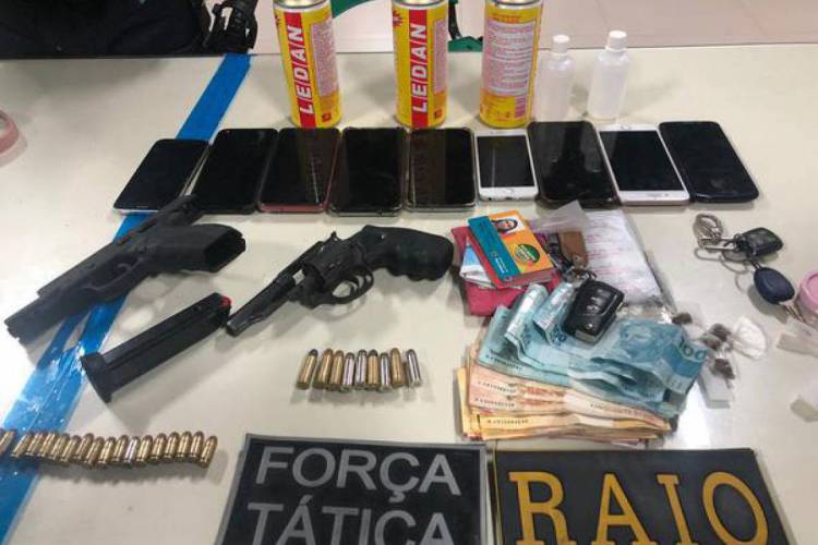 Foram apreendidos com os adolescentes na festa do motel em Fortaleza uma pistola calibre 380, um revólver calibre 38, sete papelotes de maconha, dois vidros de 