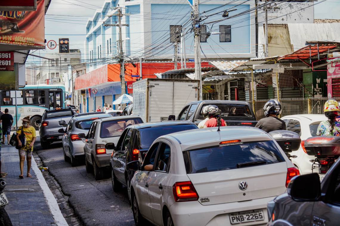 Muitos carros se dirigiam ao Centro de Fortaleza no primeiro dia de testes da flexibilização do isolamento social em Fortaleza (Foto: JÚLIO CAESAR)