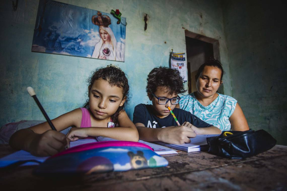 ￼CARLA CRISTINA com os filhos Gustavo e Sofia: esforço para garantir a continuidade dos estudos na pandemia (Foto: Aurelio Alves/O POVO)