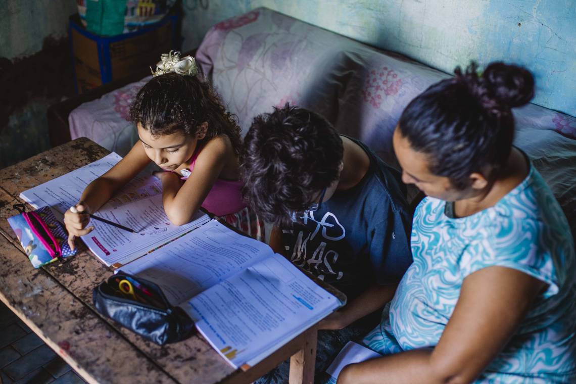 Carla Cristina e os filhos. Dificuldades para estudar e ensinar os filhos na pandemia (Foto: Aurelio Alves/O POVO)