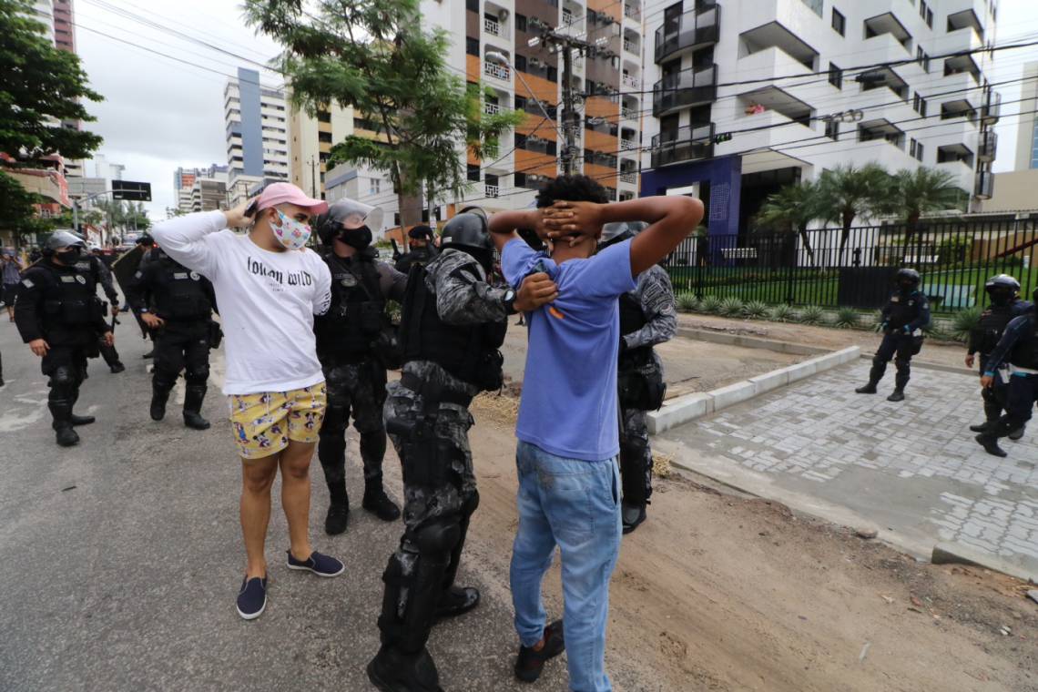 FORTALEZA, CE, BRASIL, 07.06.2020: Polícia cerca praça Portugal impedindo a chegada de manifestantes que foram cercados e detidos nas ruas próximas.(Foto: Fabio Lima/O POVO) (Foto: FABIO LIMA)