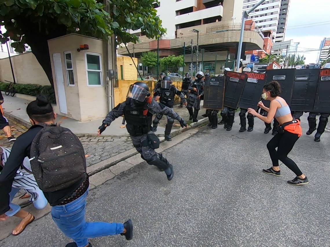 FORTALEZA, CE, BRASIL, 07.06.2020: Polícia cerca praça Portugal impedindo a chegada de manifestantes que foram cercados e detidos nas ruas próximas.(Foto: Fabio Lima/O POVO) (Foto: FABIO LIMA)