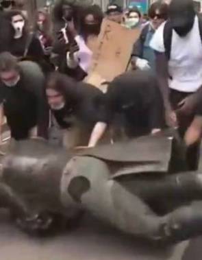 Manifestantes derrubam estátua em Bristol, Inglaterra