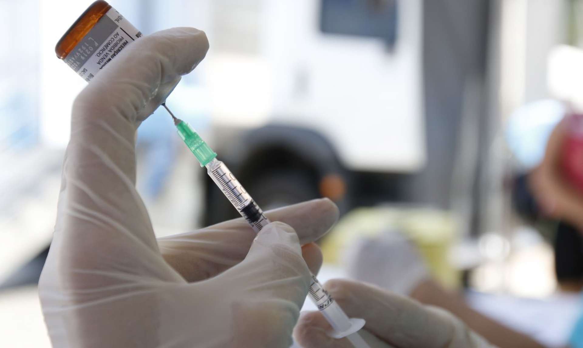 Outras possíveis vacinas também estão na fase de testes clínicos, com aplicação em voluntários (Foto: Tânia Rêgo/Agência Brasil)
