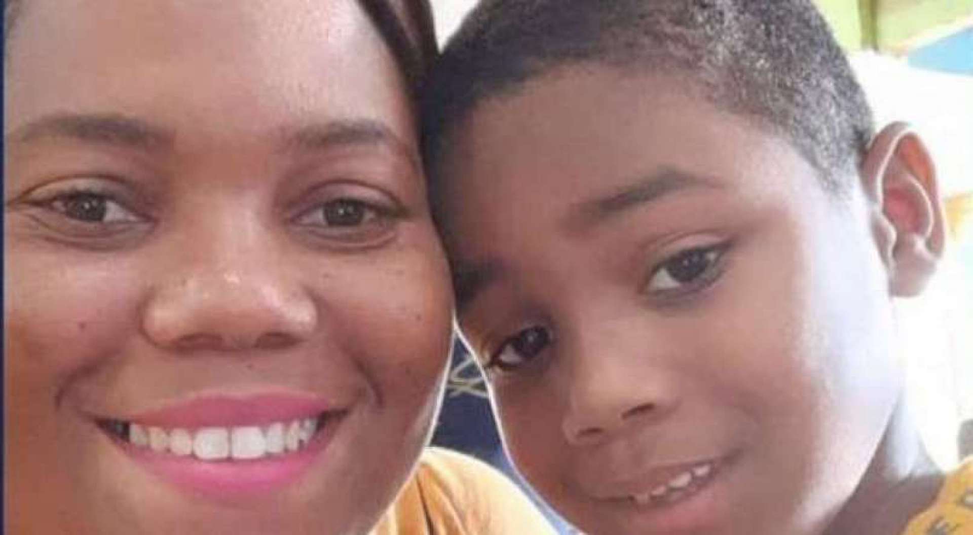 Mirtes Renata ao lado do filho Miguel, que morreu aos cinco anos após cair do nono andar de prédio no Recife