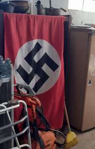 A bandeira nazista foi apreendida em um escritório de um empresário paulista de 65 anos  do ramo de equipamentos para construção civil, no bairro Vila Paraíso, em Várzea Paulista (SP). Também foi achada munição de uso restrito  