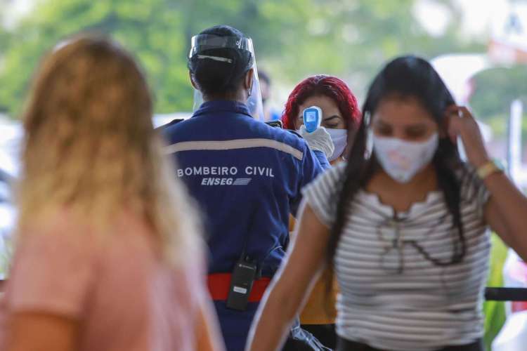 Novas rotinas em Fortaleza com a volta de atividades econômicas em meio à pandemia de novo coronavírus (Foto: FCO FONTENELE)