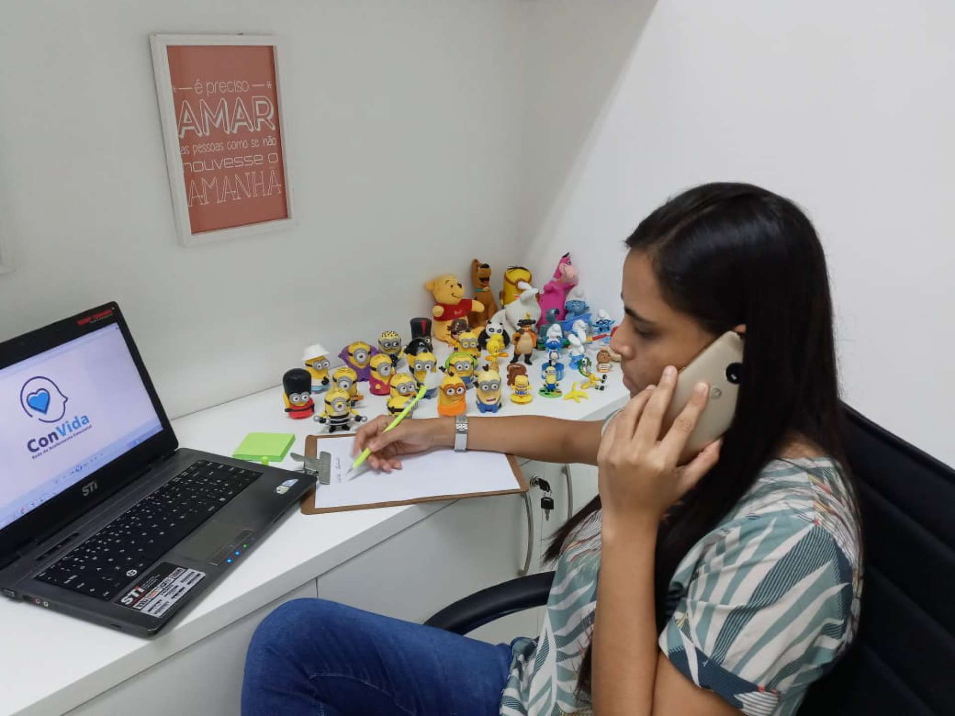 A psicóloga Márcia Linhares é uma dos 71 profissionais voluntários da Rede em atendimento
 (Foto: Divulgação)