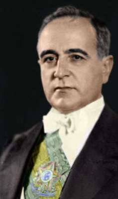 A Intentona Comunista foi derrotada, mas serviu de pretexto para o Estado Novo em 1937, quando Vargas assumiu a verve autoritária e atribuiu a si poderes de ditador A Intentona Comunista foi derrotada, mas serviu de pretexto para o Estado Novo em 1937, quando Vargas assumiu a verve autoritária e atribuiu a si poderes de ditador