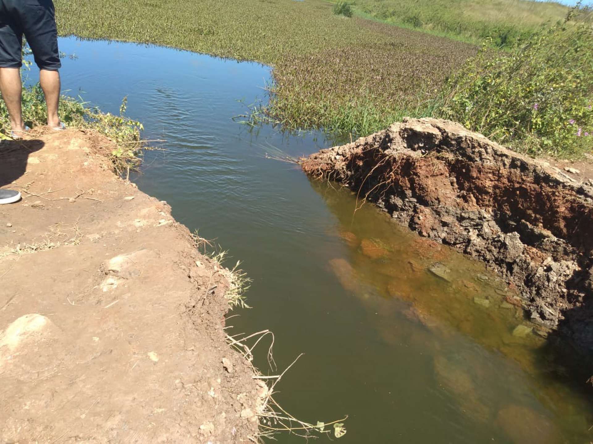 Moradores de Icó romperam um dique do açude Orós, na quinta-feira, 11, para transferir água para o reservatório Lima Campos (Foto: DIVULGAÇÃO/ Comitê do Alto Jaguaribe)