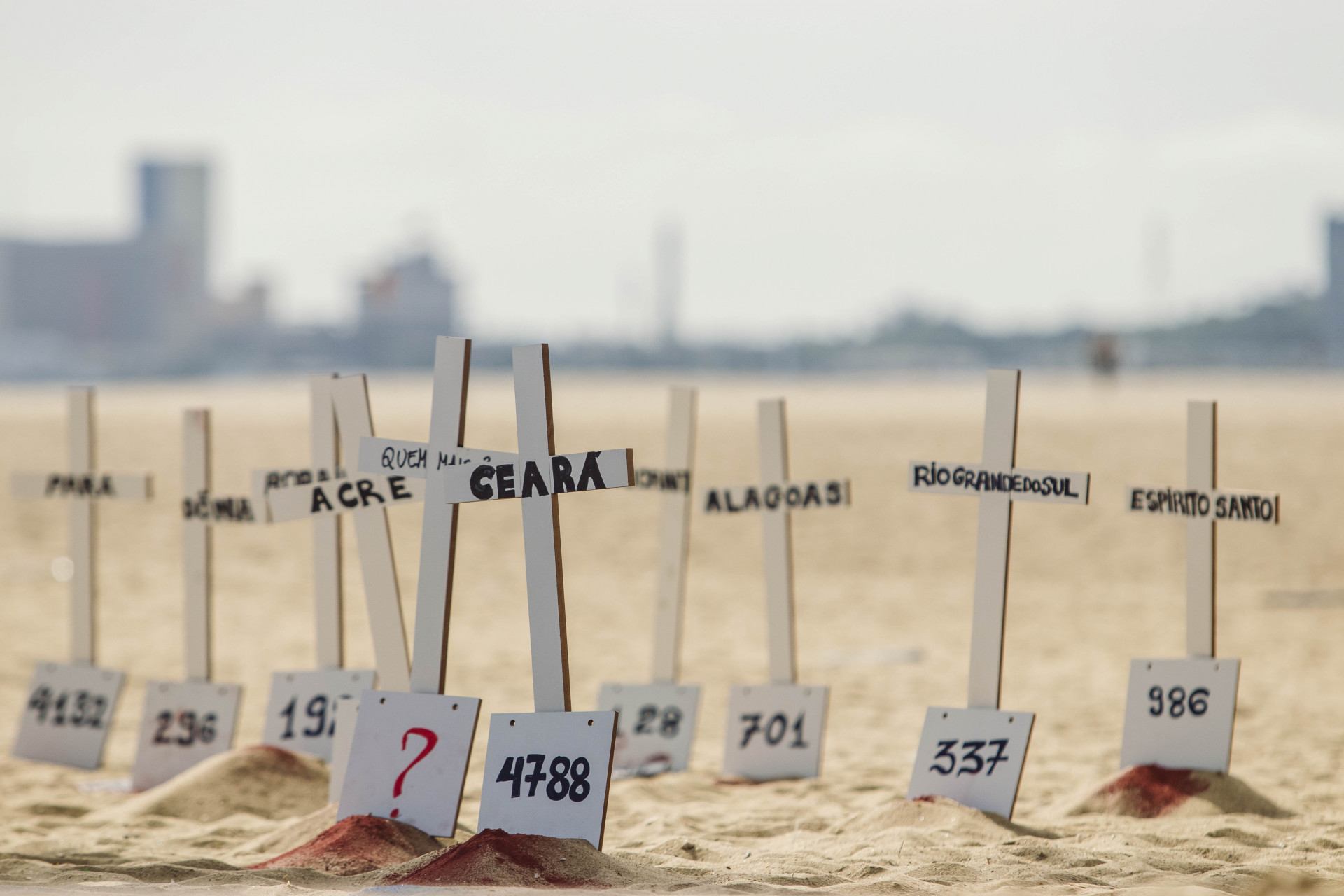 Protesto na Praia de Iracema, em junho de 2020, lembrou vítimas do coronavírus. (Foto: Aurélio Alves)