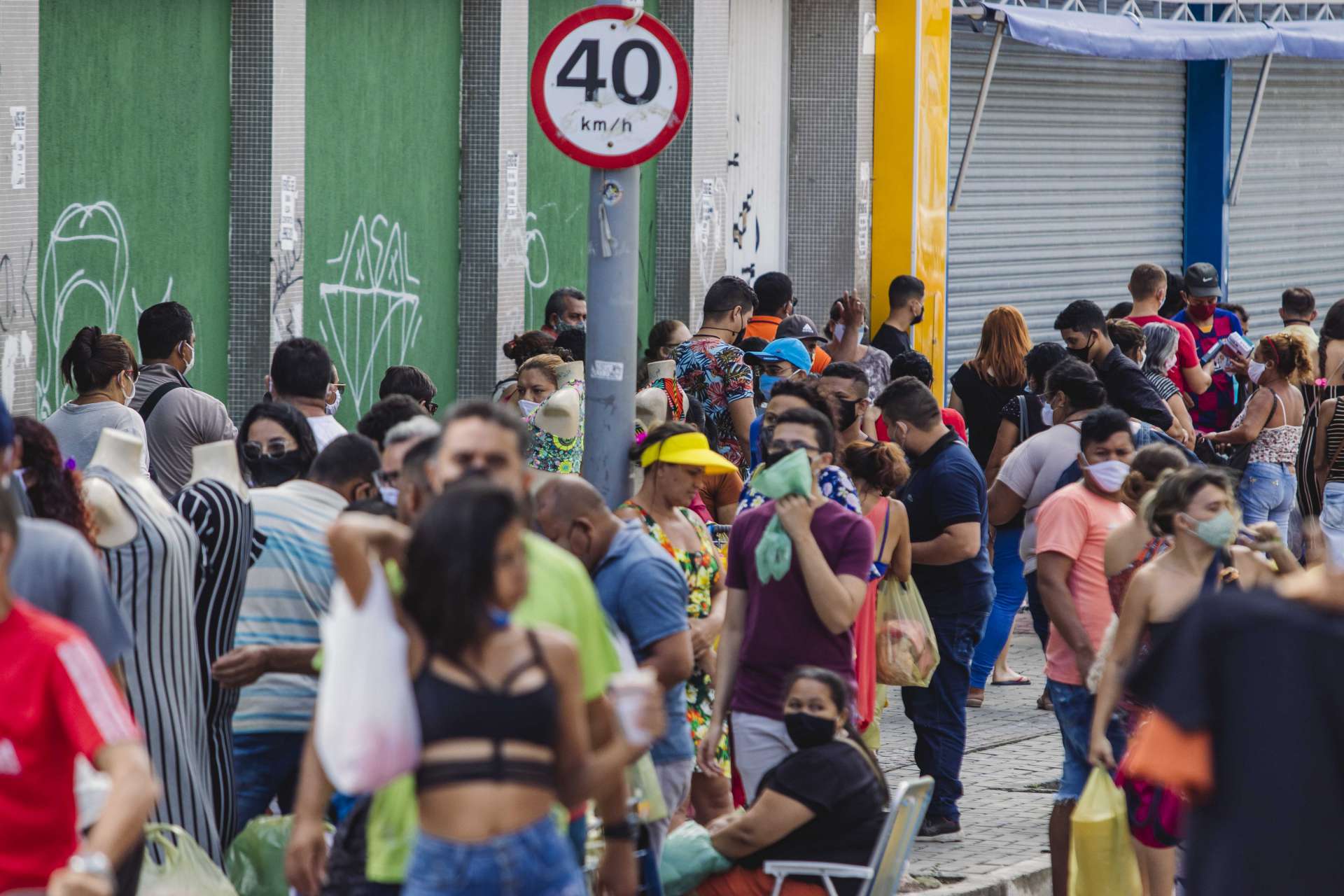 FORTALEZA, CE, BRASIL, 13-06-2020: Agolmeração de pessoas nas redondezas da Catedral da Sé de Fortaleza, e na Rua José Avelino. Em epoca de COVID-19. (Foto: Aurelio Alves/O POVO)