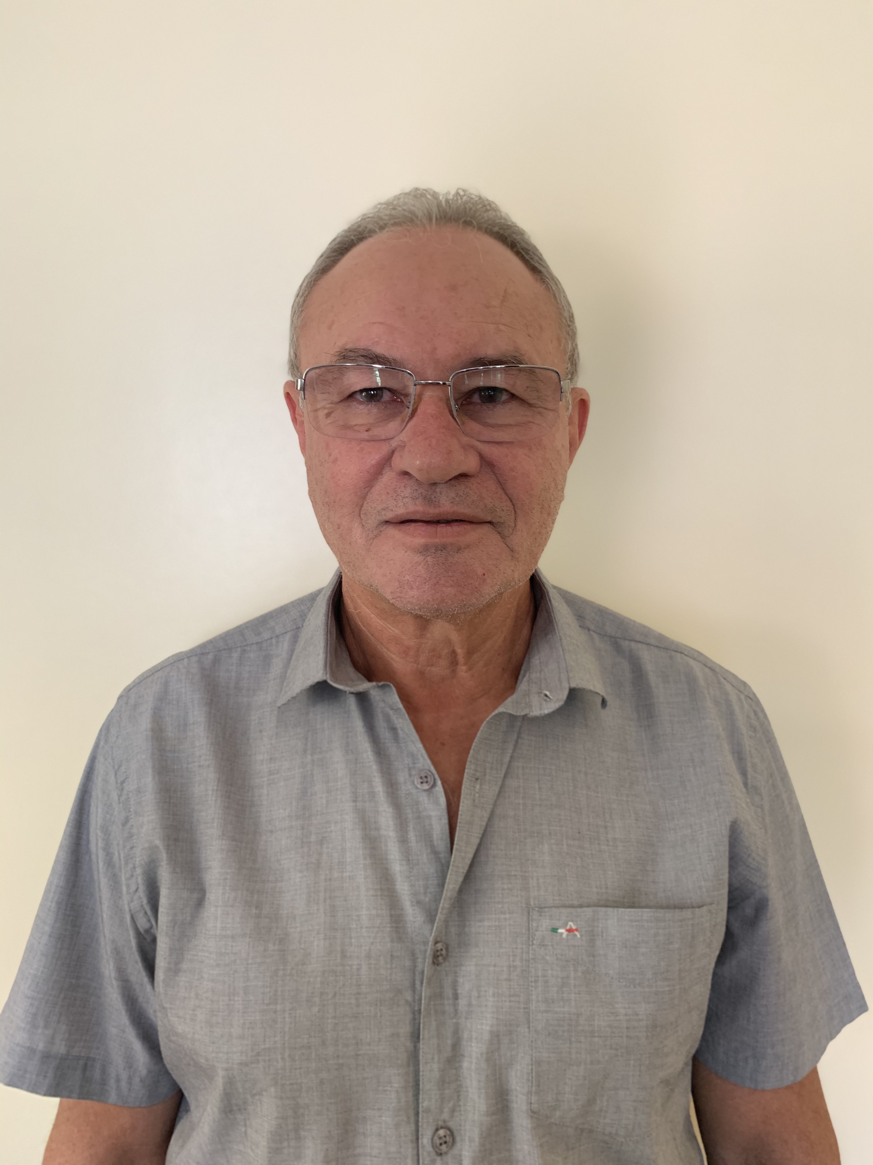 O empresário Francisco de Oliveira Jucá, 67, está há 45 anos no mercado automotivo e está com dificuldade para conseguir empréstimo para salvar seu negócio da crise (Foto: Divulgação/Arquivo Pessoal)