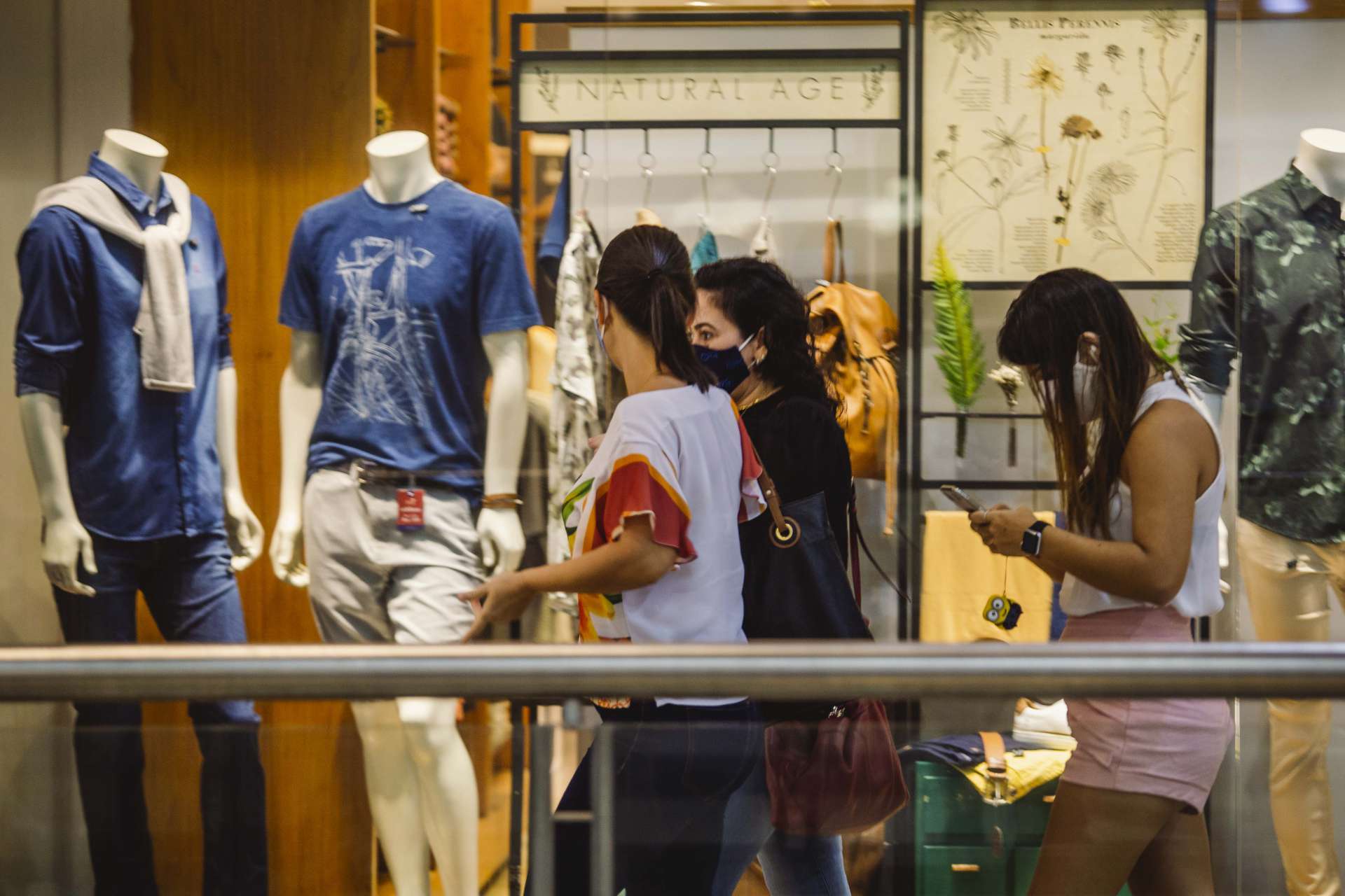 FORTALEZA, CE, BRASIL, 15-06-2020: Movimentação no Shopping Iguatemi, pessoas fazem compras em shopping Iguatemi em pandemia. Em época de Covid-19. (Foto: Aurélio Alves/O POVO) (Foto: Aurelio Alves/ O POVO)