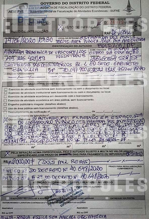 Governo do DF multa ministro Weintraub em R$ 2 mil por não usar máscara durante ato de apoio a Bolsonaro. Governo do DF multa ministro Weintraub em R$ 2 mil por não usar máscara durante ato de apoio a Bolsonaro.