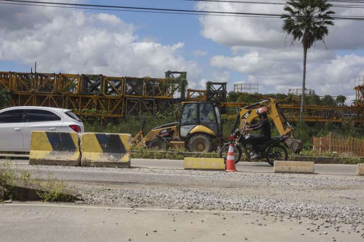 FORTALEZA, CE, BRASIL, 16.06.2020: Prefeitura de Fortaleza deu início, por meio da Secretaria Municipal da Infraestrutura (Seinf), às obras de drenagem da Avenida Deputado Paulino Rocha, na Cajazeiras (Regional VI). (Foto: Thais Mesquita/O POVO)