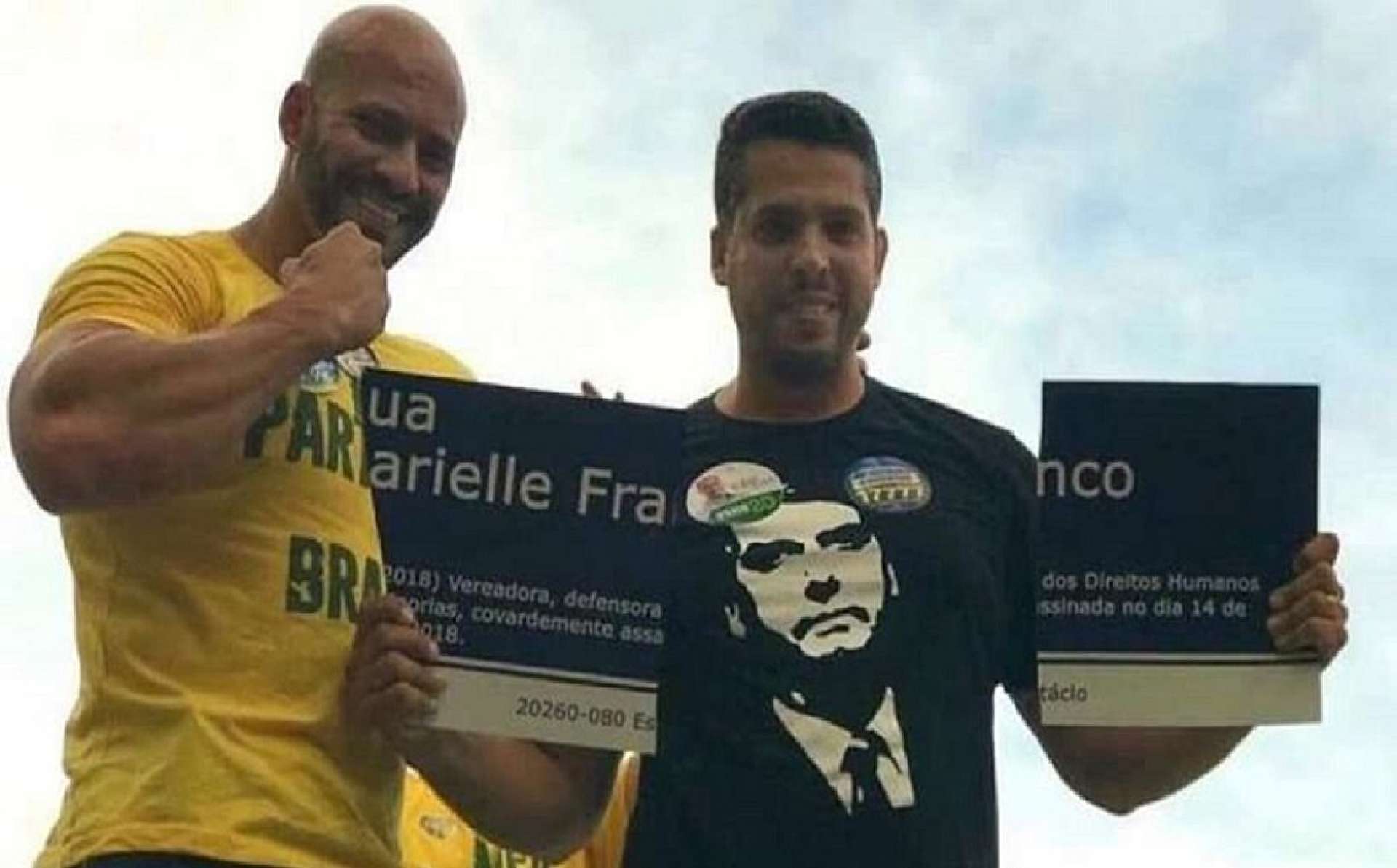 Daniel Silveira, à esquerda, ficou famoso após ajudar a quebrar placa com o nome de Marielle Franco