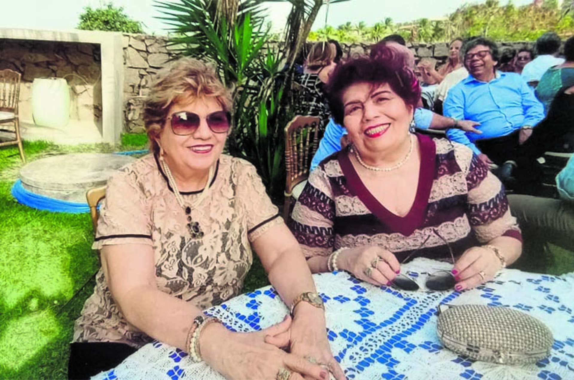 Nilma Medeiros e Norma Oliveira, que foi primeira-dama do Ceará Sporting, em versão a céu aberto do Front Sampaio da Prainha
 (Foto: )