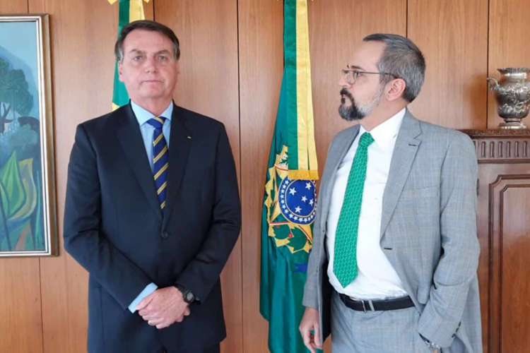 Bolsonaro e Weintraub durante o an&uacute;ncio da sa&iacute;da do agora ex-ministro do MEC.