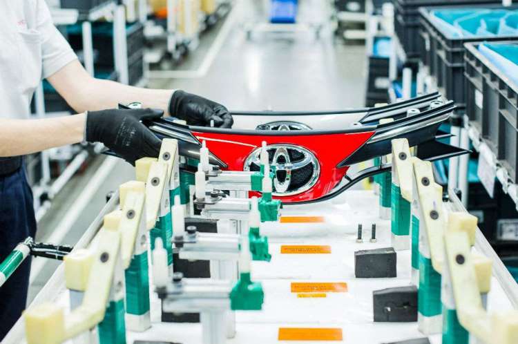 A Toyota volta a produzir automóveis no Brasil nesta segunda-feira (22)