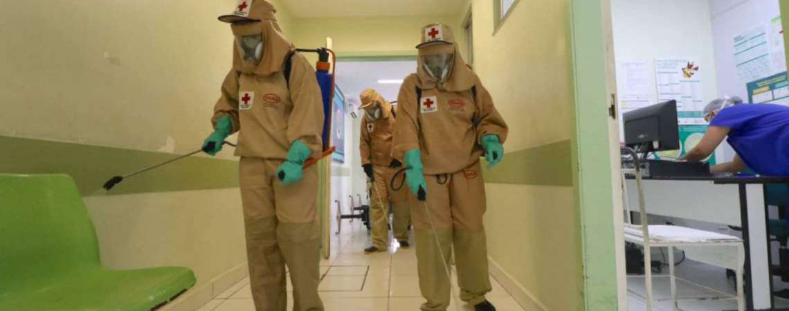 Dados de mortes e casos por coronavírus no Ceará foram atualizados nesta tarde. Na foto, Cruz Vermelha realiza desinfecção em hospital de Fortaleza  (Foto: Fabio Lima/ O POVO)