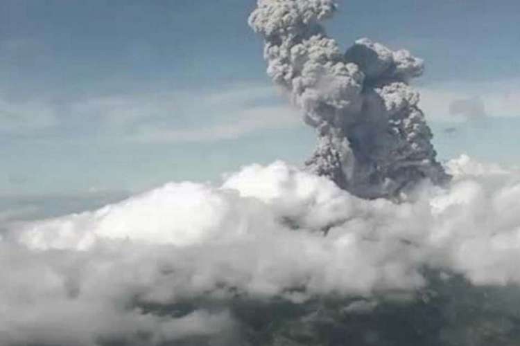 Duas erupções ocorreram neste domingo