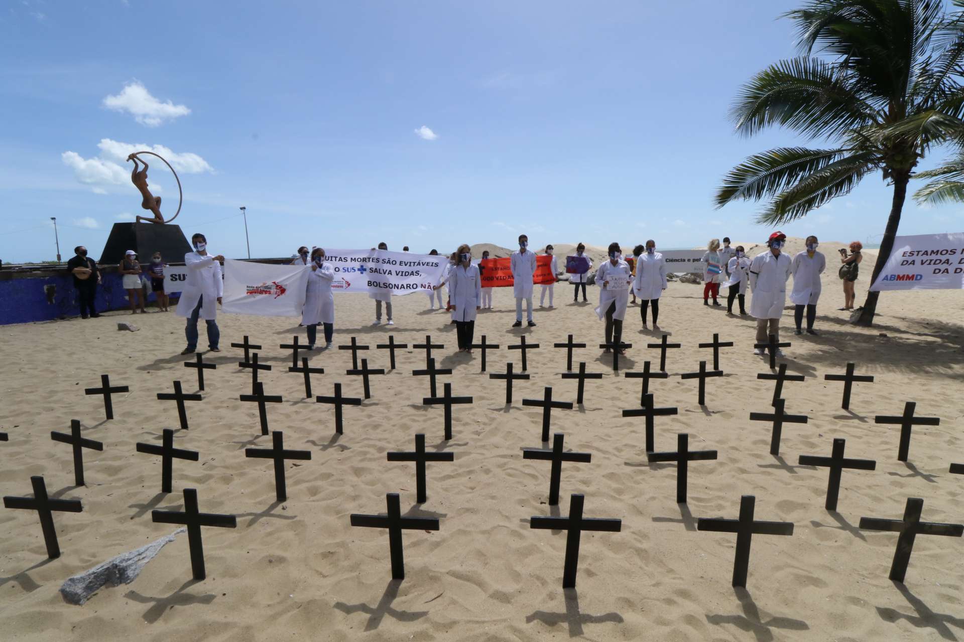 Protesto que profissionais de saúde fizeram na Praia de Iracema em relação aos mortos pelo coronavírus (Foto: Fabio Lima)