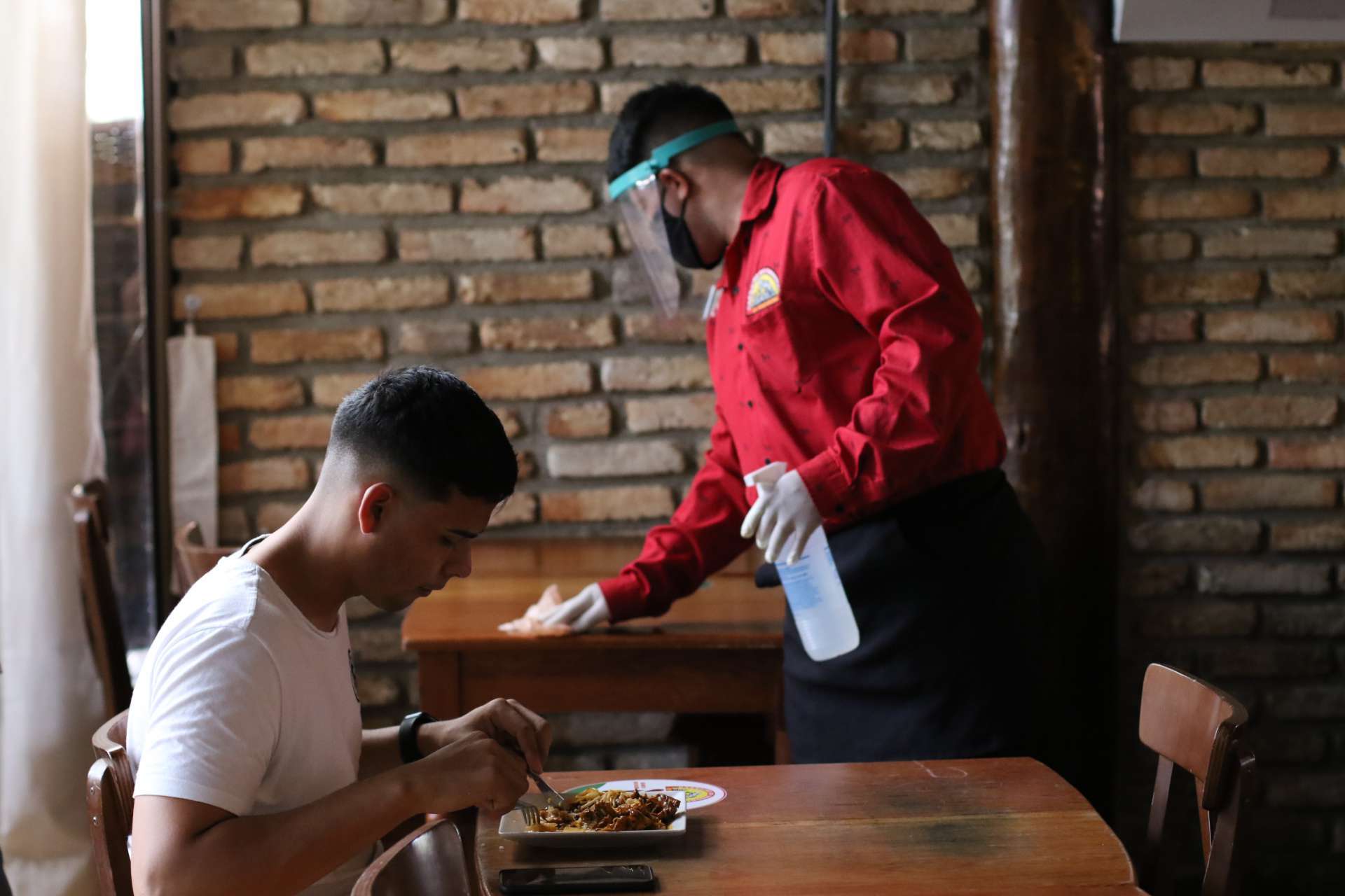 Número de pessoas de volta ao trabalho no Ceará só não será maior em razão das restrições na terceira fase de reabertura da economia em Fortaleza, em setores como restaurantes (Foto: Fabio Lima)
