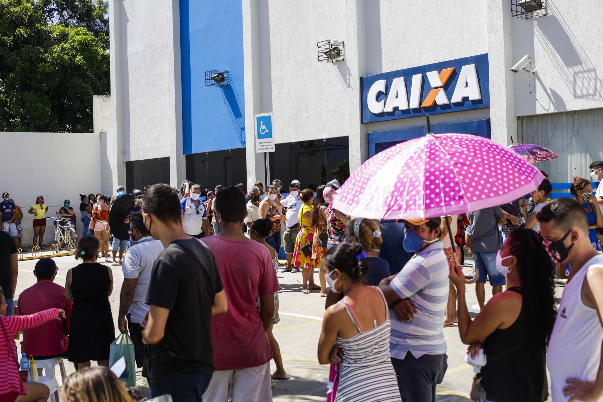 FORTALEZA, CE, BRASIL, 22.06.2020: Caixa Econômica do bairro Siqueira, em Fortalezam, após liberação da segunda parcela do auxilio emergencial. (Foto: Thais Mesquita)