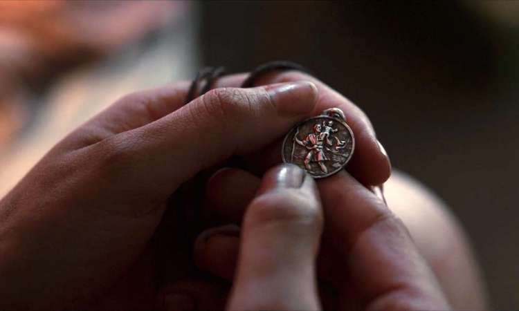 O pingente de São Cristóvão, o padroeiro dos viajantes