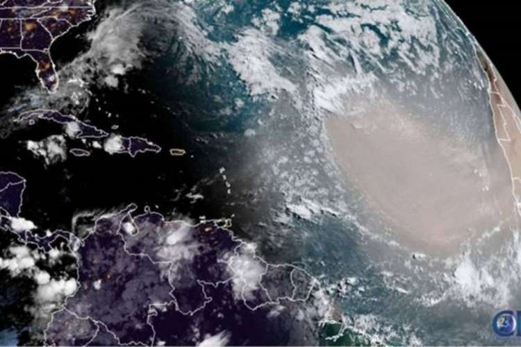 Imagens de satélite mostram a nuvem de poeira saindo do deserto do Saara em direção às américas (Foto: CIRA/DIVULGAÇÃO)