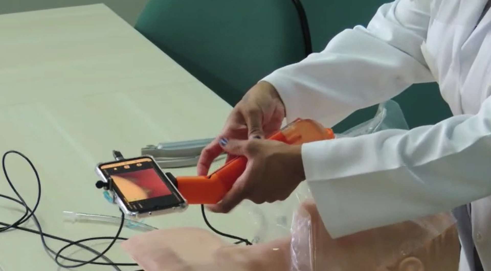 V&iacute;deo-laringosc&oacute;pio de baixo custo com barreira de prote&ccedil;&atilde;o