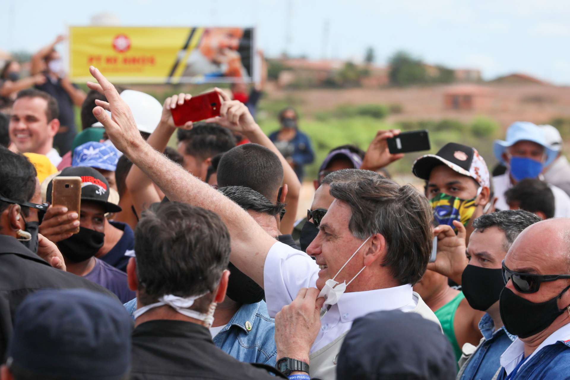 Bolsonaro tirou máscara para cumprimentar população