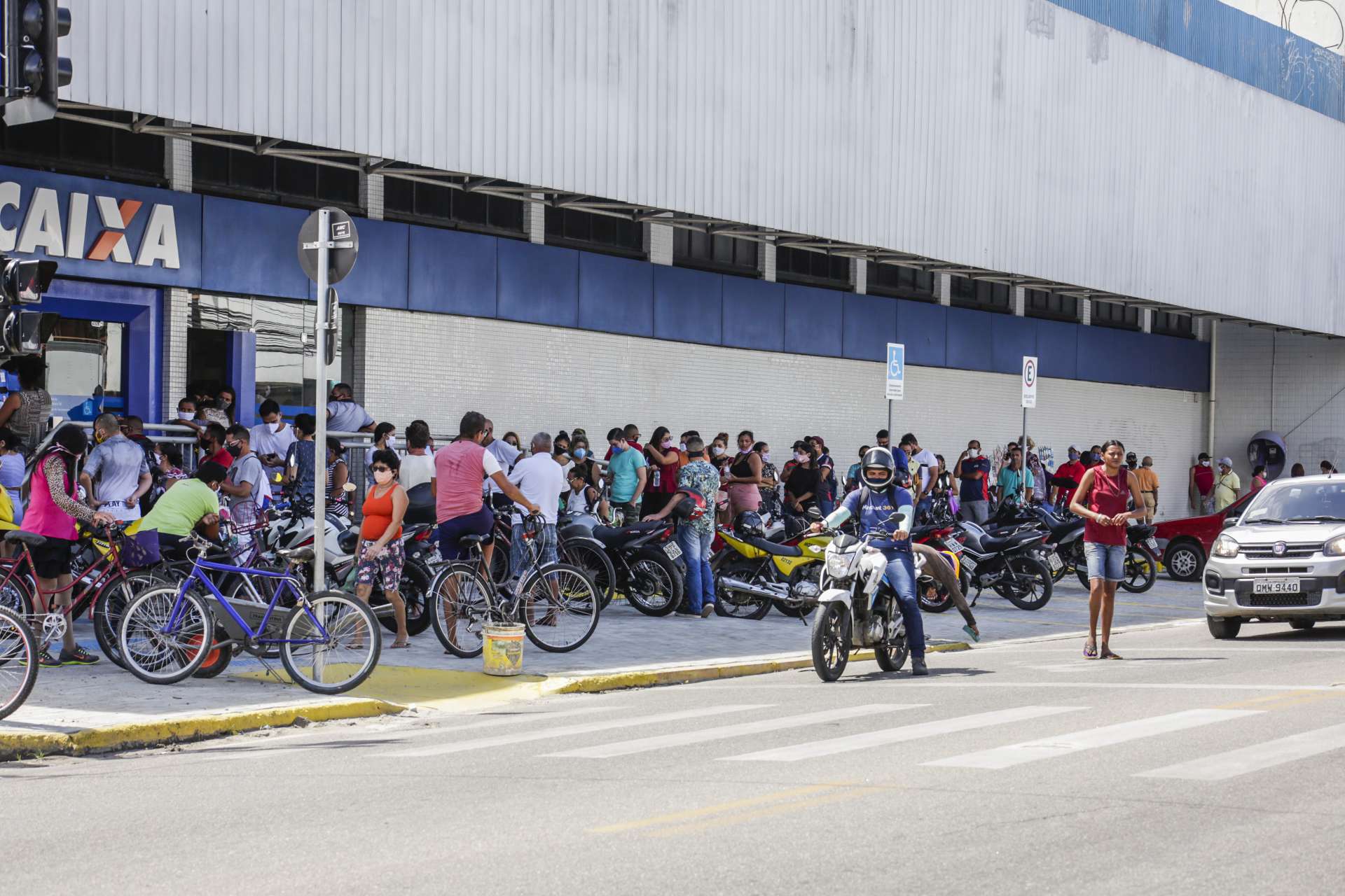 BENEFÍCIO de R$ 600 é voltado para trabalhadores informais ou de baixa renda minimizarem danos econômicos durante a pandemia