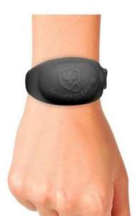 A pulseira é capaz de armazenar até 8 ml de álcool em gel (Foto: divulgação )