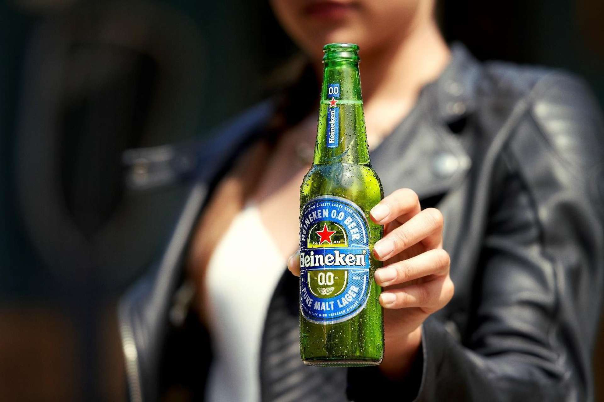 A cerveja Heineken 0.0 poderá ser encontrada nas opções de garrafas long neck (330 ml) e latas (350 ml) (Foto: Divulgação/Grupo Heineken)