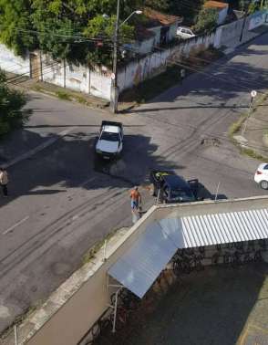 Batida de carro no cruzamento da Mirtil Meyer em direção a avenida Godofredo Maciel, no Mondubim, na quarta-feira, 1º 