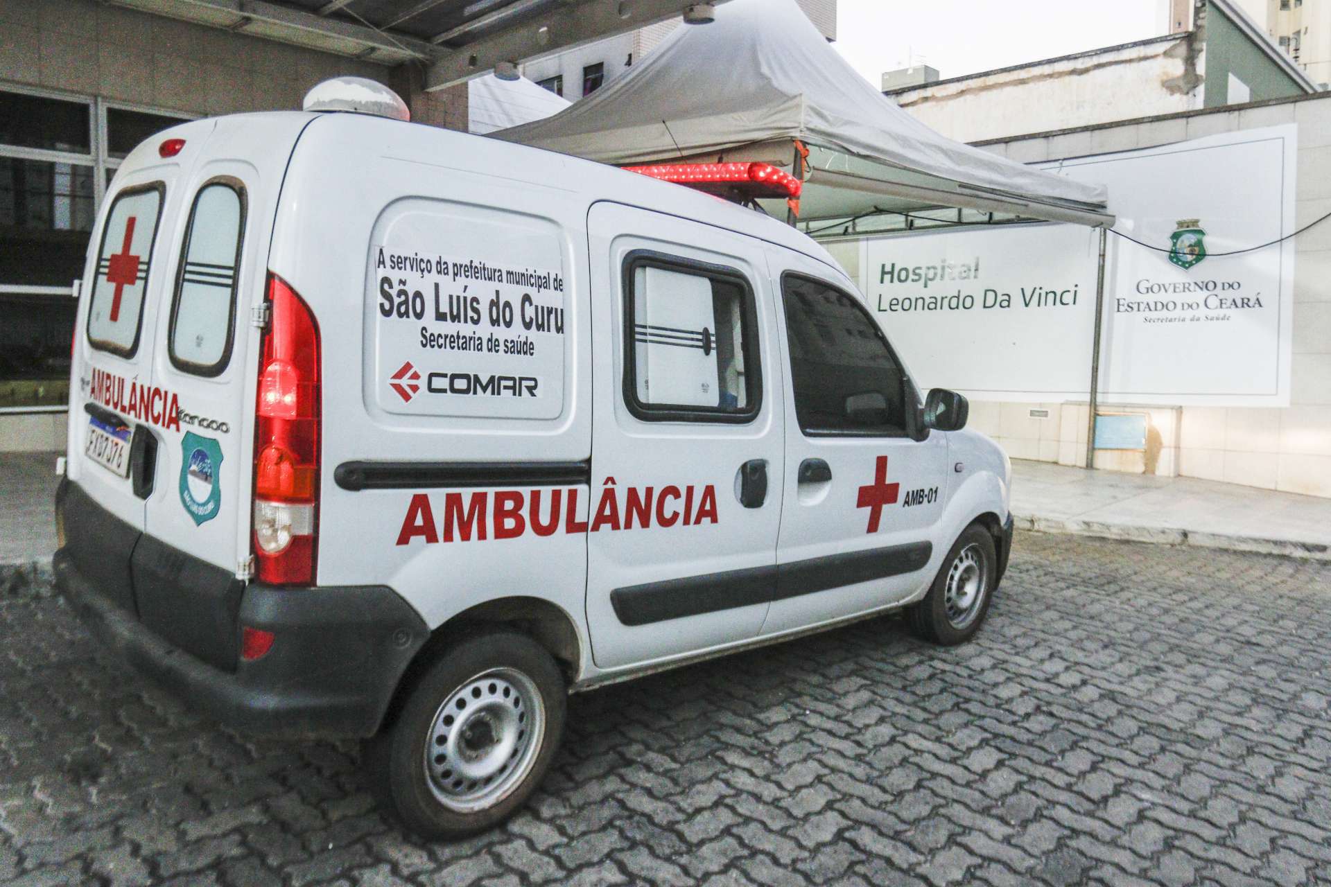 MOVIMENTO DE ambulâncias do Interior na porta do hospital Leonardo Da Vinci, em Fortaleza, referência no tratamento de Covid-19  (Foto: Barbara Moira)