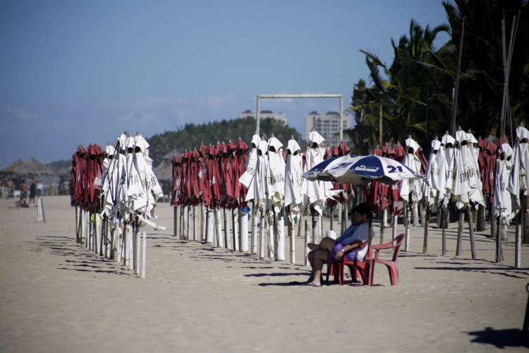 FORTALEZA, CE, BRASIL, 04.07.2020: Movimentacao na Praia do Futuro depois da prorrogacao do decreto que autoriza o funcionamento das barradas de praia. (Foto: Thais Mesquita/O POVO)