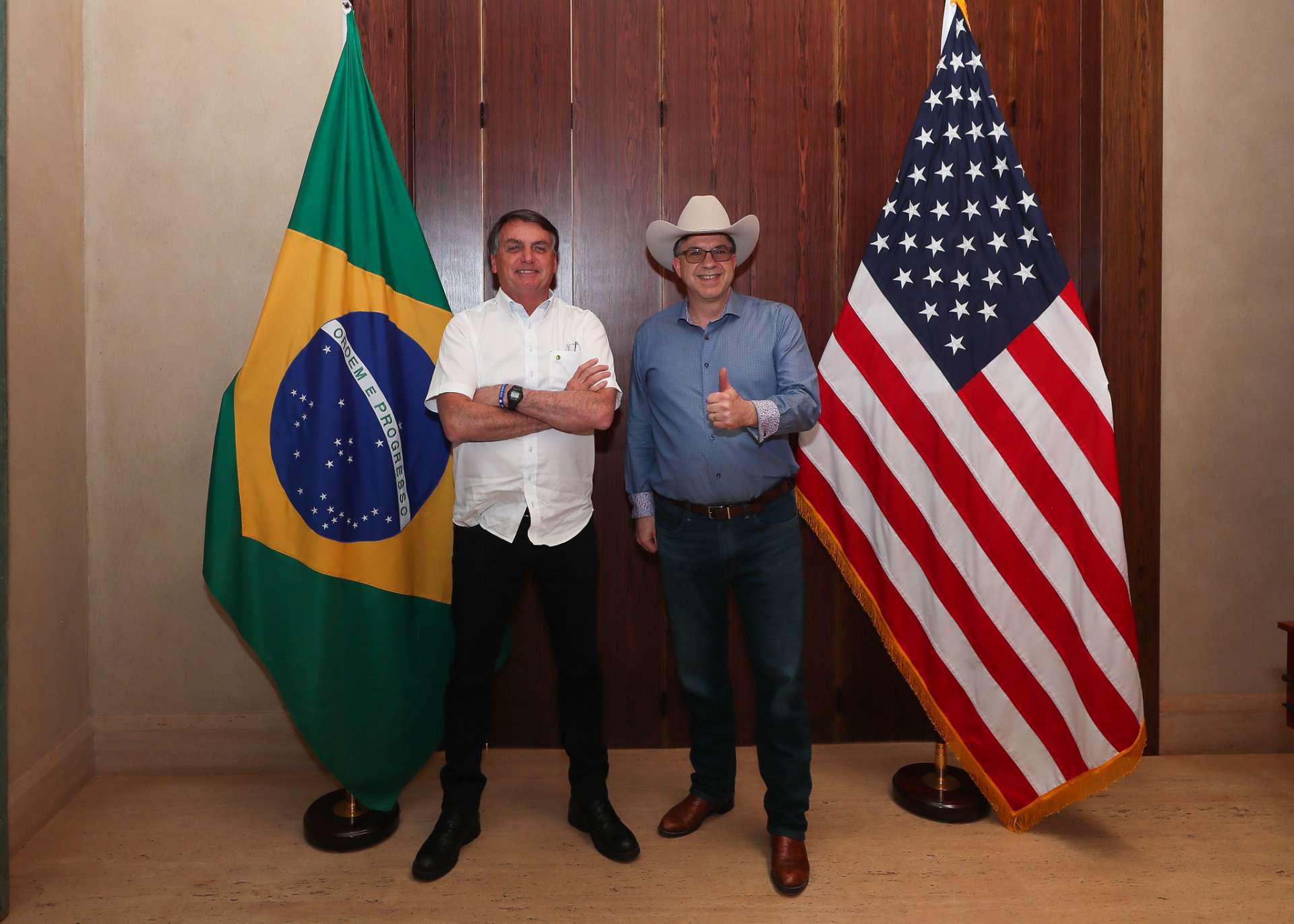 Bolsonaro, ao lado do embaixador dos Estados Unidos no Brasil, Todd Chapman