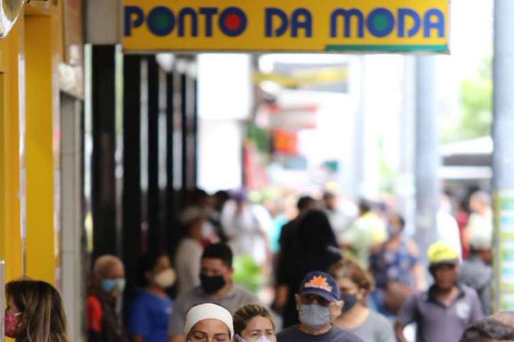 FORTALEZA, CE, BRASIL, 07.07.2020: Movimentação no Centro de Fortaleza durante a pandemia do novo coronavírus