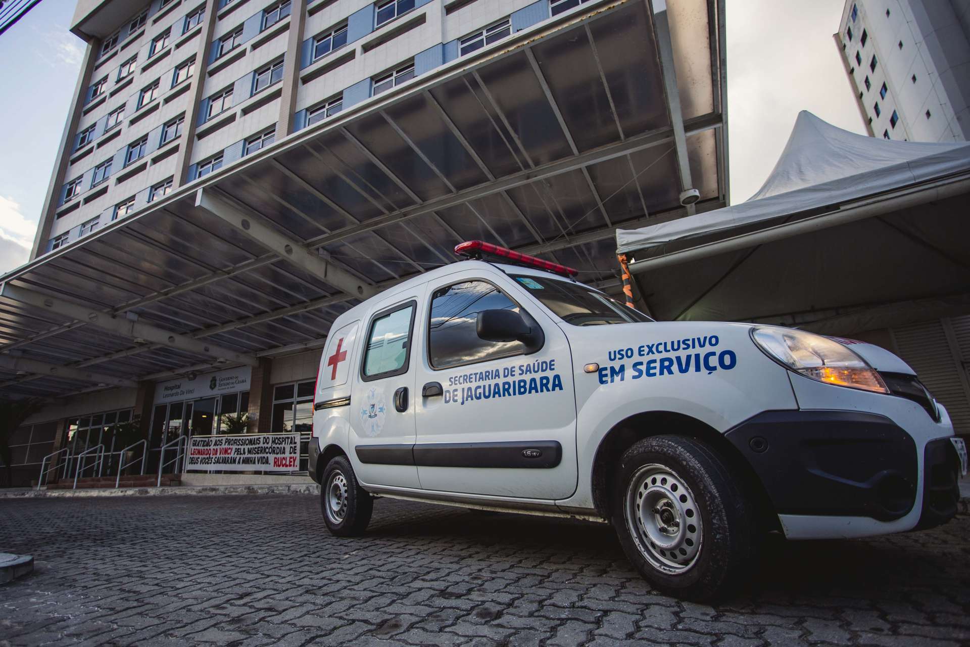 AMBULÂNCIA com paciente do Interior chega ao Hospital Leonardo da Vinci (Foto: Aurélio Alves)