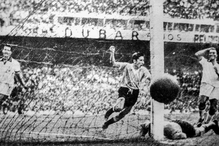 Zagallo estava no jogo em que o jogador Alcides Ghiggia, do Uruguai, comemora após marcar gol durante a partida contra o Brasil, na final da Copa do Mundo de 1950