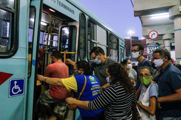 FORTALEZA, CE, 08-07-2020: Movimentação intensa de passageiros no Terminal da Parangaba (Foto: Barbara Moira)