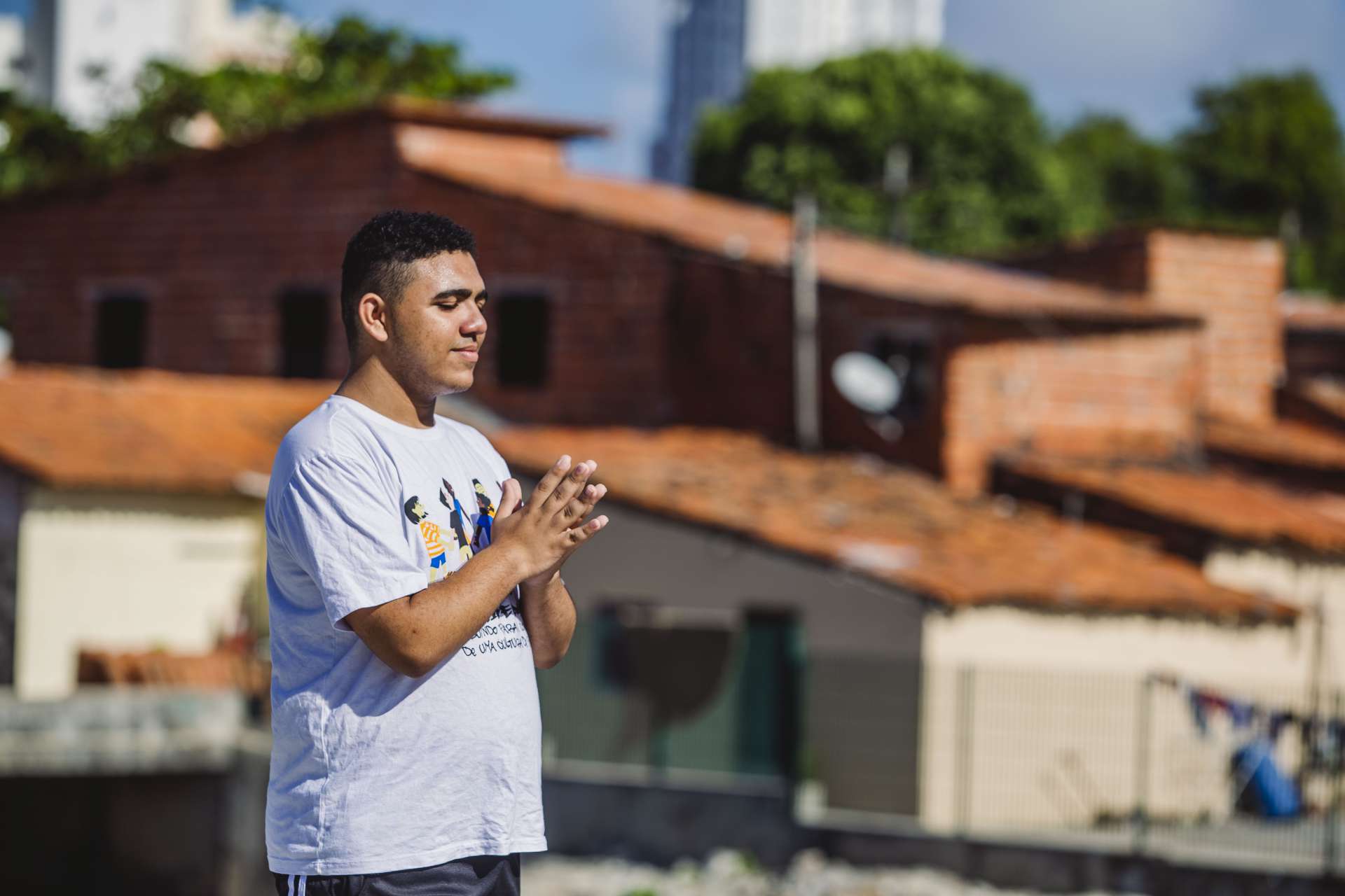 Cícero Silva , 17 anos, faz parte do Projeto Mucuripe da Paz e fala sobre a busca de direitos para adolescentes 30 anos depois do ECA (Foto: Aurelio Alves/ O POVO)