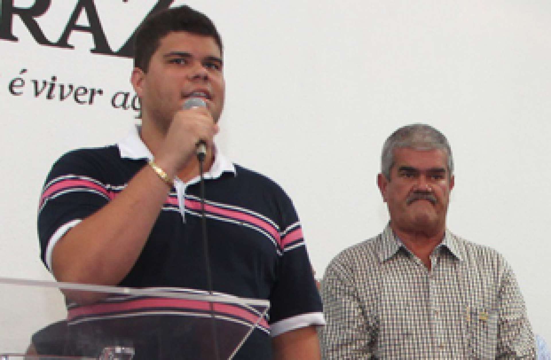 O então secretário Vinícius Guimarães fala sobre adutora, acompanhado pelo pai e então prefeito Antonio Guimarães (Foto: REPRODUÇÃO)
