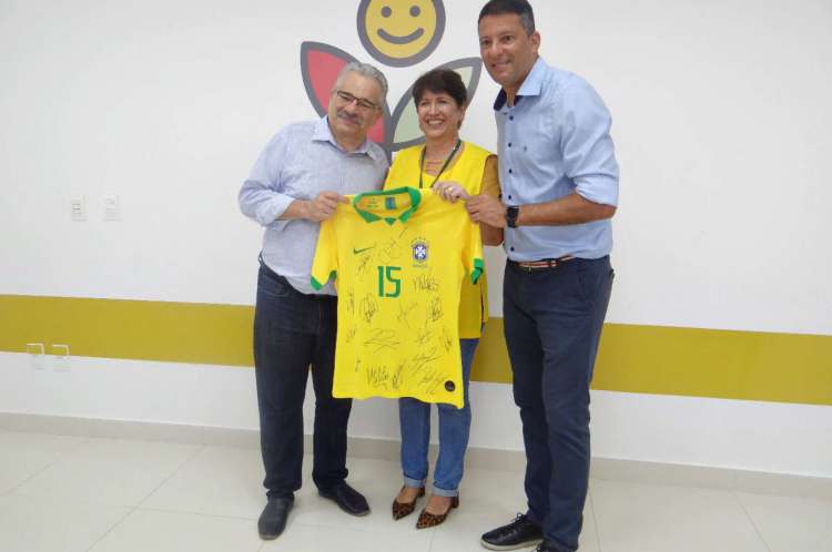 Leilão de camisa da Seleção Brasileira pela Associação Peter Pan Leilão de camisa da Seleção Brasileira pela Associação Peter Pan