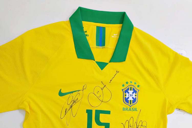 Leilão de camisa da Seleção Brasileira pela Associação Peter Pan