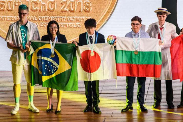 Ivna Ferreira, cearense que se tornou a primeira mulher brasileira a ganhar medalha de ouro em competição científica internacional, será a convidada do programa de estreia 
