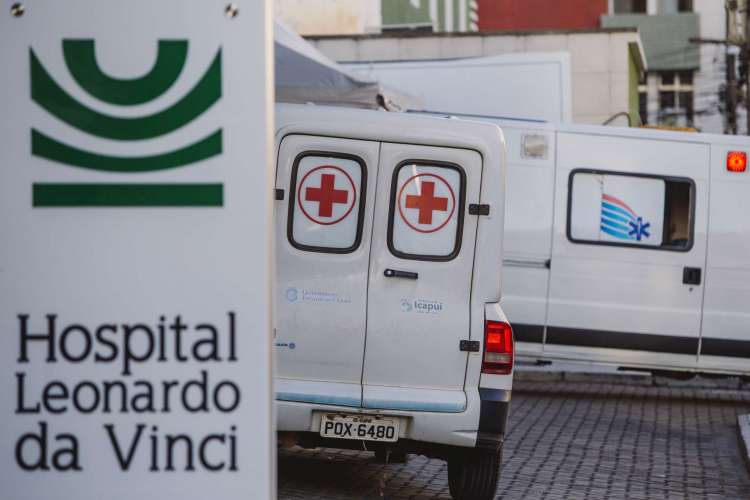 FORTALEZA-CE, BRASIL, 15-07-2020: Movimentação no Hospital Leonardo da Vinci, com chegada de ambulâncias (Foto: Aurelio Alves/ O POVO)